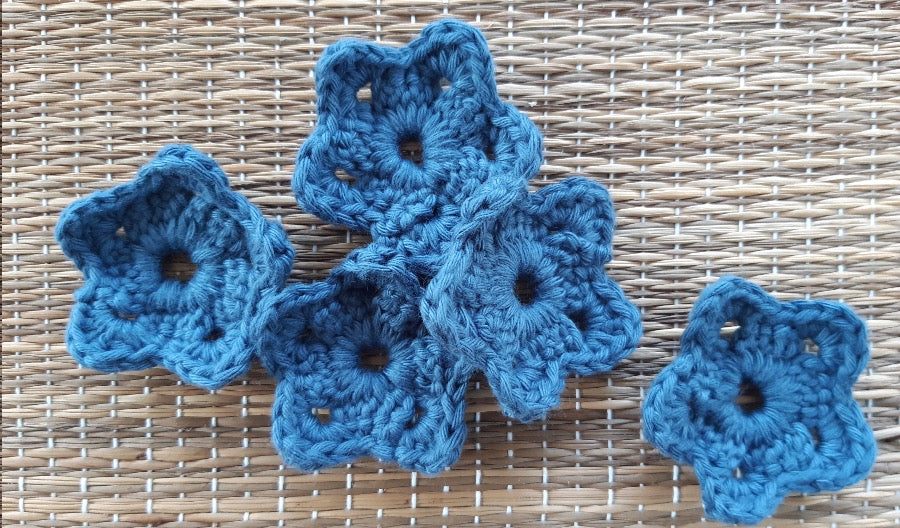Set of 5 flower shaped face scrubbies